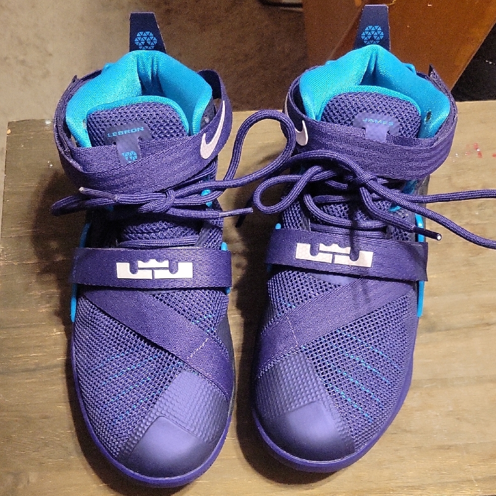 Nike PURPLE lebron James Sneakers with Mid-Top Design